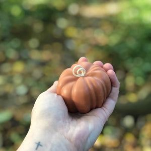 Freshly picked from The Upturned Cauldron's garden, these potent pumpkin candles are available in two festive colours and smell gorgeous! These beauties conjure up creamy pumpkin, juicy berries, sweet cherry apple, lemon, orange and pear, with a sprinkling of our favourite - cinnamon and clove!